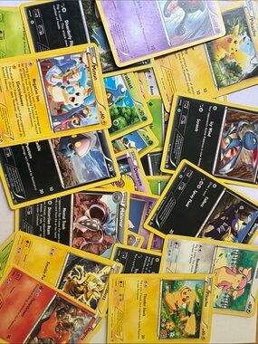 Random lot of 10 Pokémon cards.